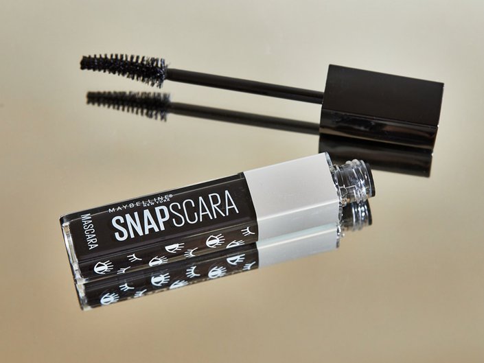 Maybelline New York Snapscara Washable Mascara on gold background