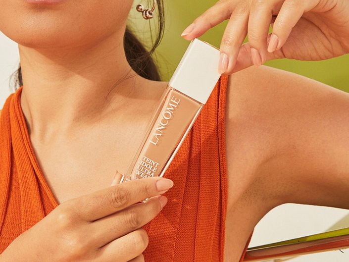 person holding a bottle of the Lancôme Teint Idole Ultra Wear Care & Glow Foundation