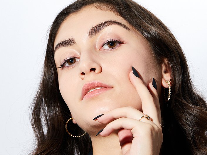 Close-up picture of a brunette with full, dark eyebrows
